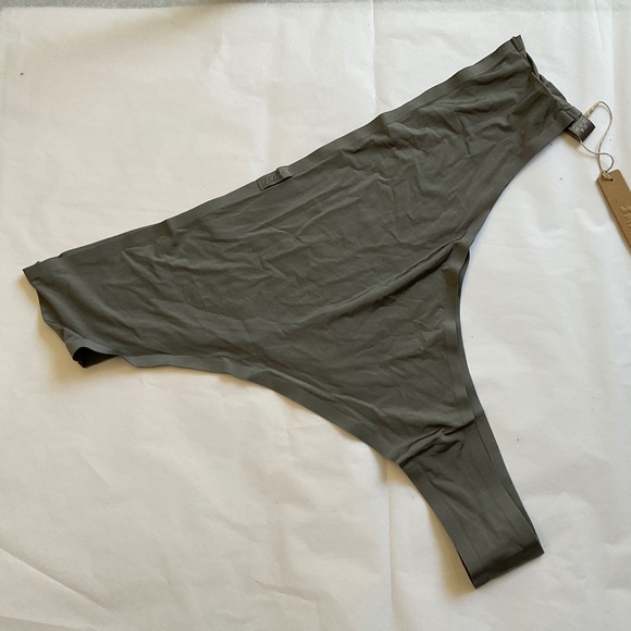 #887-895 NWT SKIMS CORSET BRA COLLECTION BIKINI PANTY COLOR: GRAY CHALK SIZE: 4X - Picture 1 of 2